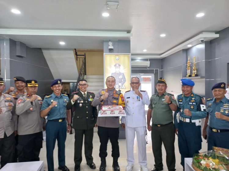 Grebek Polresta, Dandim 0825/Banyuwangi Berikan Kejutan Hut Bhayangkara ke-78