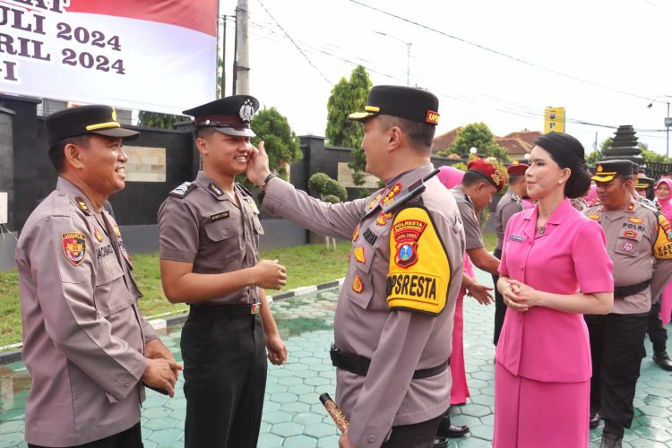 44 Anggota Polresta Banyuwangi Naik Pangkat dalam Upacara