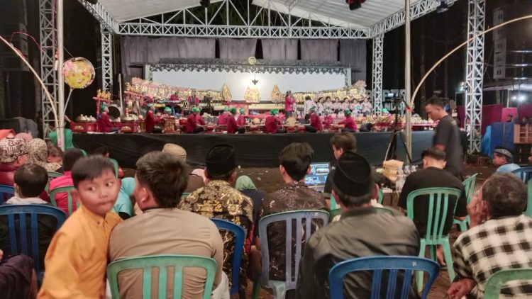 Pagelaran Seni Wayang kulit Malam Bersih Dusun Sidomulyo dan Tasyakuran Tora di Malam Tahun Baru Islam 2024