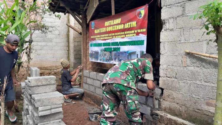 Koramil Cluring Renovasi Rumah Tak Layak Huni di Desa Sarimulyo