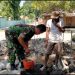 Menjunjung Tinggi Nilai-Nilai Kebersamaan, Babinsa Bantu Bangun Rumah