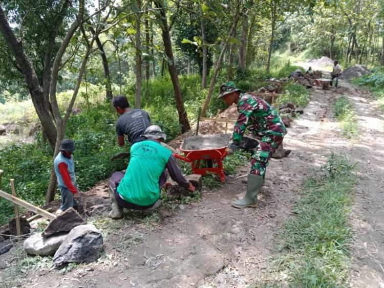Pembangunan Infrastruktur Desa Gunung Hidupkan Budaya Gotong Royong