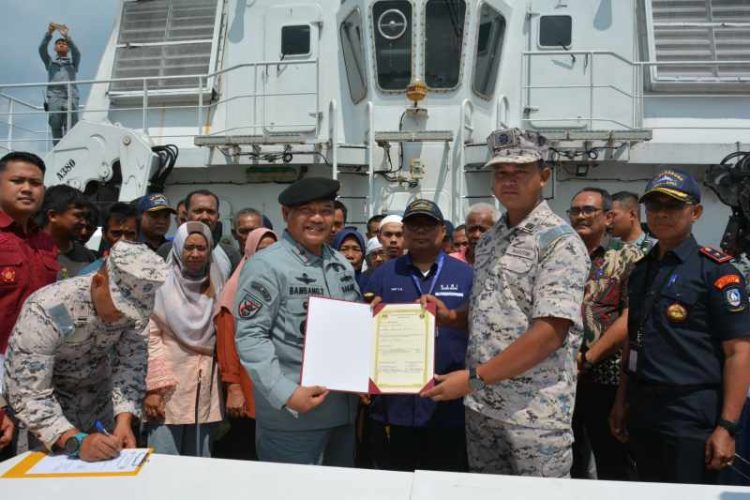 Bakamla RI Jemput 16 Nelayan Indonesia Yang Ditangkap Malaysia