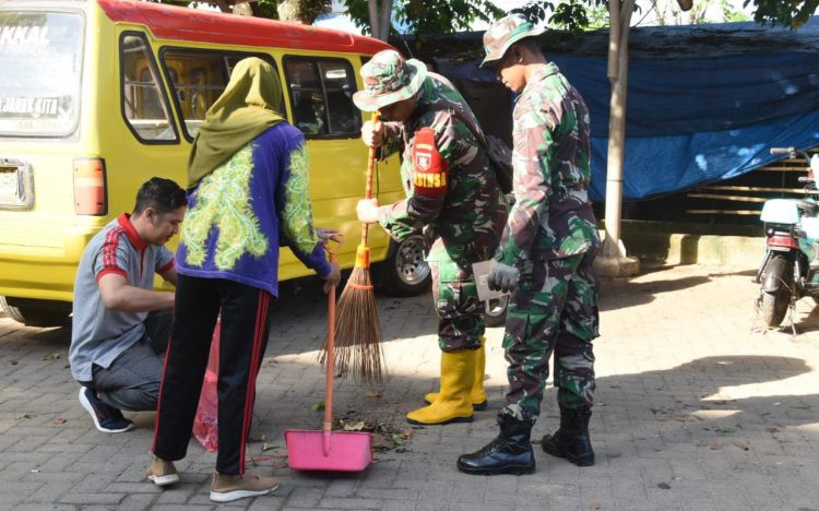 Sambut HUT Ke-66 Kodam VI/Mulawarman, Kodim 1002/HST Gelar Karya Bakti Bersih-Bersih Pasar Kramat Barabai