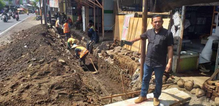 Diduga Proyek Siluman Tanpa Papan Nama, Terjadi Di dusun Genteng wetan Kecamatan Genteng