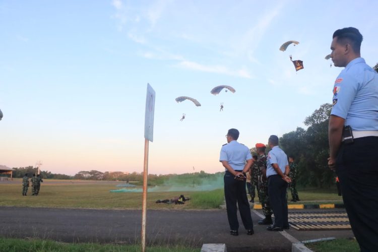 Danlanud Sultan Hasanuddin Tinjau Langsung Latihan Demo Terjun Free Fall, Jelang Peringatan Hari Bakti-77 TNI AU