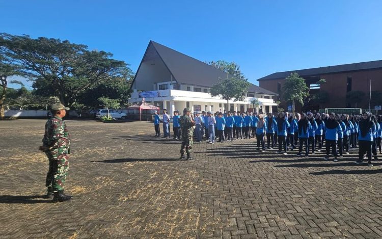 Babinsa Posramil 0825/23 Tegalsari Berikan Materi Kedisiplinan Dan PBB kepada Siswa SMKN 2 Tegalsari