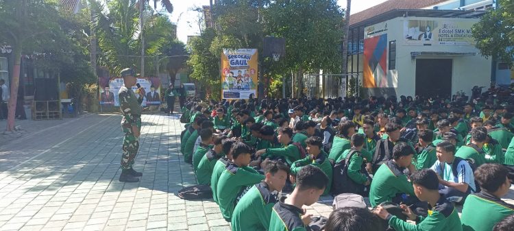 Koramil 0825-17/Muncar Latih PBB Dalam Rangka MPLS, SMK MAMBAUL ULUM Muncar Kecamatan Muncar Kabupaten Banyuwangi