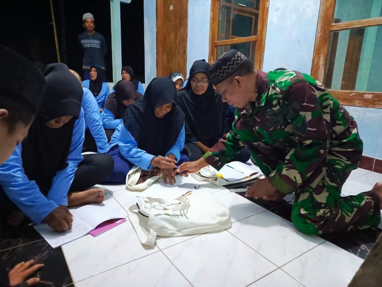 BABINSA KORAMIL KALIPURO BERIKAN PEMBELAJARAN MEMBACA DAN MENULIS KEPADA MASYARAKAT BUTA AKSARA