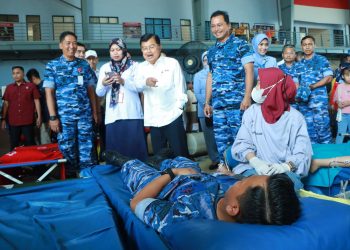 Danlanud Sultan Hasanuddin Dampingi Kasau dan Ketua Umum PMI Kunjungi Kegiatan Donor Darah pada Acara Hari Bakti TNI Angkatan Udara