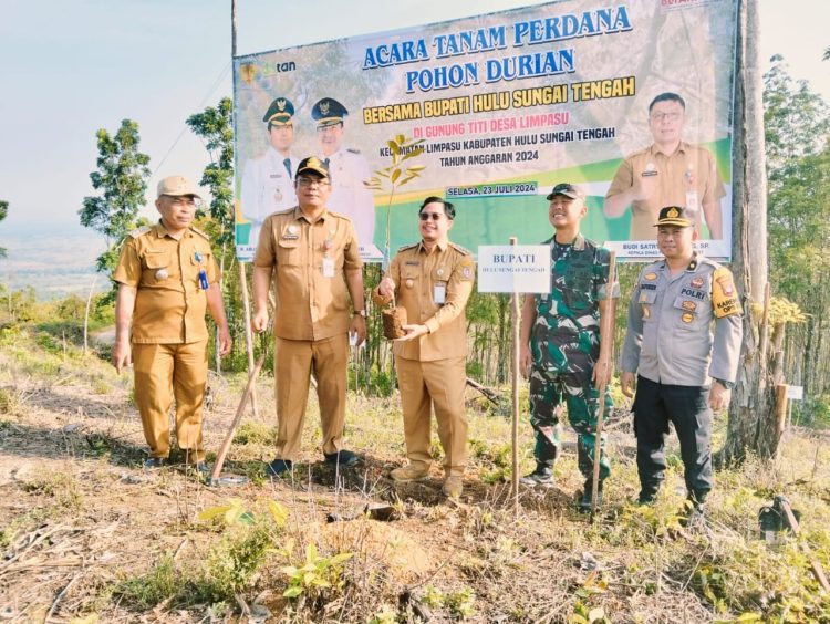 Dandim 1002/HST Bersama Bupati HST Tanam Pohon Durian di Puncak Gunung Titi