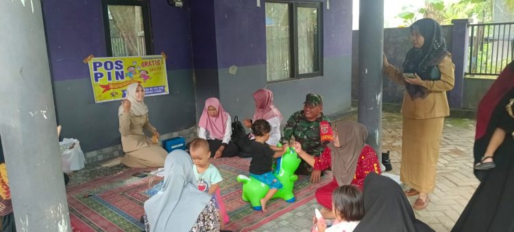 Cegah Penyakit Polio, Babinsa Kodim HST Pendampingan Pekan Imunisasi Nasional Polio