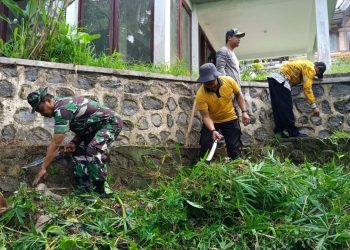Babinsa Posramil 0825/22 Licin Bantu Melaksanakan Karya Bakti Pembersihan Sungai