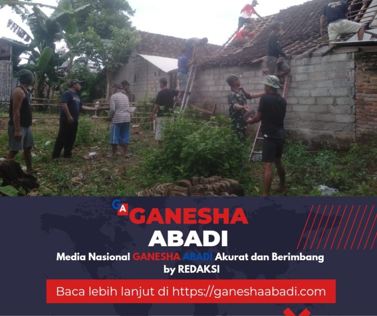 Babinsa Desa Bubuk Kerja Bakti Membenahi Rumah Warga di Desa Binaan