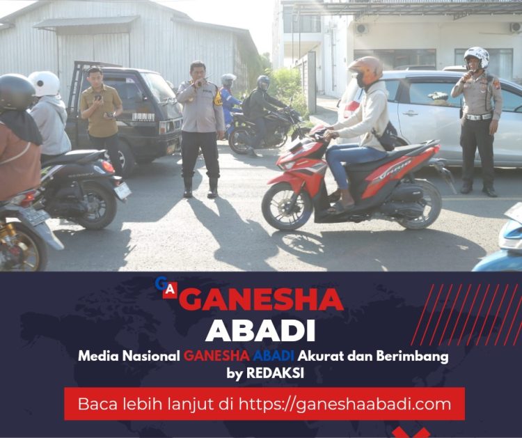 Kapolres Gresik AKBP Arief Kurniawan langsung Bantu Mengurai Kemacetan di Jalan Raya Manyar