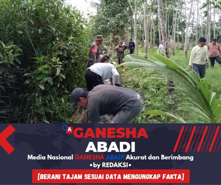 Karya Bakti Babinsa dan Warga Desa Maringgit Bersihkan Sampah di Aliran Sungai