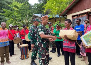 Tim Wasev TMMD Sterad Turut Serta Serahkan Sejumlah Bantuan Untuk Warga Kampung Saporkren