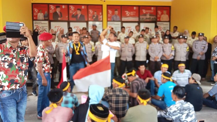 di Duga PJ Bupati tidak Netral Jelang Pilkada, Ribuan Massa Mendatangi Kantor Bupati Paluta