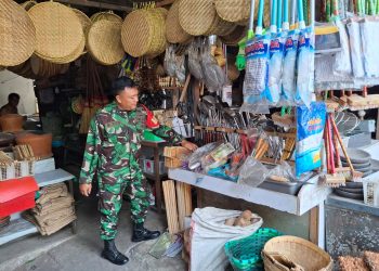 Berikan Motivasi, Babinsa Danukusuman Datangi Pedagang Perabot Rumah Tangga