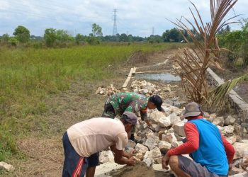 Babinsa dan Warga Kayu Bawang Bersatu Bangun Jalan Usaha Tani