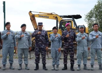 Danlanal Banyuwangi Dampingi Kepala Zona Maritim Tengah BAKAMLA RI Tinjau Lokasi Lahan