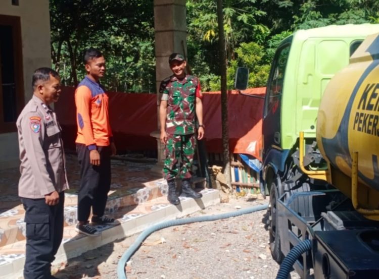 Babinsa Bersama BPBD Salurkan Bantuan Air Bersih, Antisipasi Kekeringan