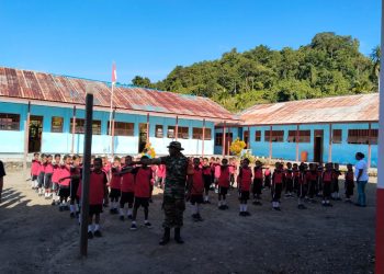 Tanamkan Kedisiplinan Sejak Dini, Anggota Satgas TMMD Ke-122 Kodim Raja Ampat Latih PBB di SDN 02 Raja Ampat