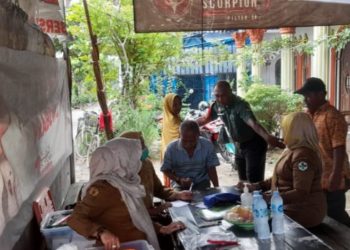 Tingkatkan Pelayanan Kesehatan Masyarakat, Serda Agung Prayogo Dampingi Puskesmas Keliling di Desa Kayu Rabah