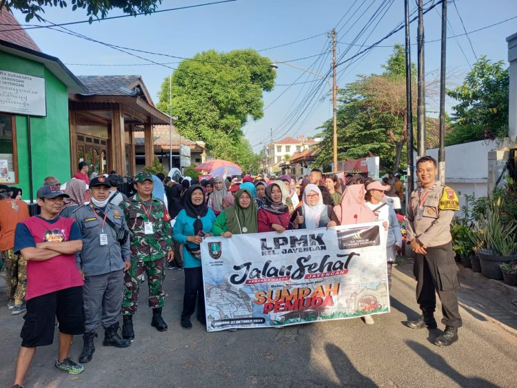 Babinsa Jayengan ikut Peran Serta Jalan Sehat  Bersama Peringati Hari Sumpah Pemuda