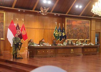 Pangkostrad Hadiri Upacara Parade Senja dan Penurunan Bendera di Akmil Magelang Bersama Presiden