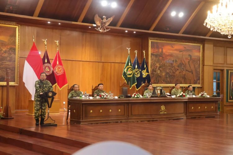 Pangkostrad Hadiri Upacara Parade Senja dan Penurunan Bendera di Akmil Magelang Bersama Presiden