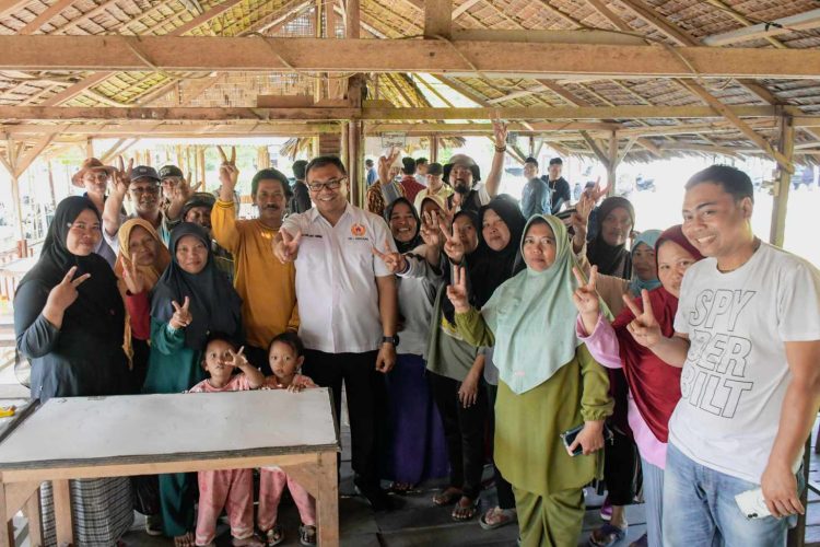 Dukung Pendidikan, Asri Ludin Berikan KIP dan Beasiswa untuk Warga Desa Karanganyar
