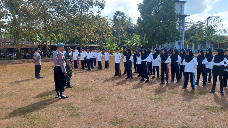 Koramil 0825/07 Cluring di Latih Dasar Kepemimpinan Calon Pengurus OSIS SMPN 2 Cluring