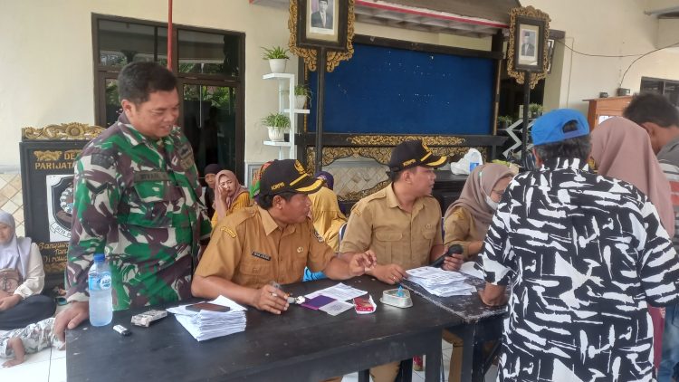 Pembagian Bantuan Pangan Cadangan Beras Pemerintah di Desa Parijatah Wetan