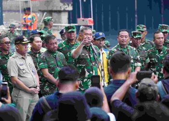 TNI Gelar Karya Bakti Ciliwung Bening Dalam Rangka HUT Ke-79 TNI