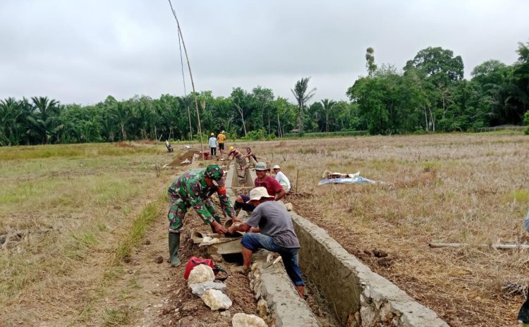 Babinsa Koramil Haruyan Bantu Tingkatkan Produktivitas Pertanian dengan Bangun Saluran Irigasi