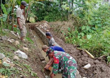 Jalin Kemanunggalan bersama Warga, Babinsa Koramil Haruyan Bangun Saluran Irigasi