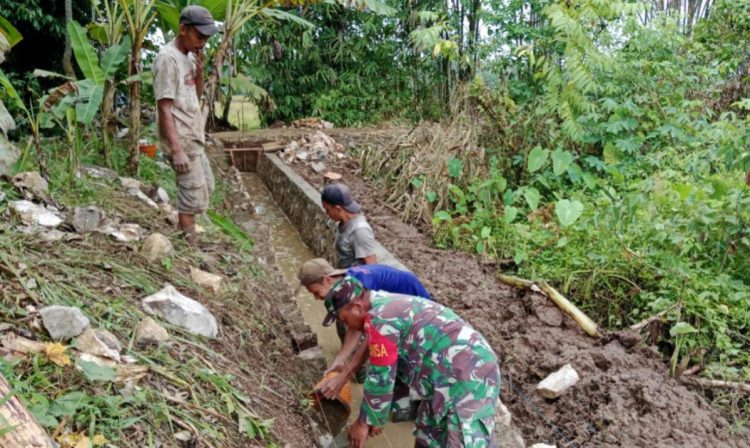 Jalin Kemanunggalan bersama Warga, Babinsa Koramil Haruyan Bangun Saluran Irigasi