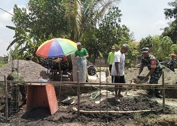 Gotong Royong Membangun Rumah Ibadah: Suasana Keakraban di Tengah Kerja Bakti Bangun Mushola