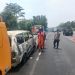 Sebuah Minibus Terbakar di Tol Ungaran di Duga konsleting Pada Ruang Mesin