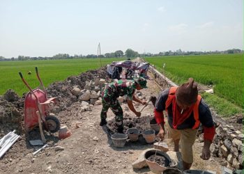 Babinsa Bantu Bangun Talud Irigasi, Wujudkan Ketahanan Pangan