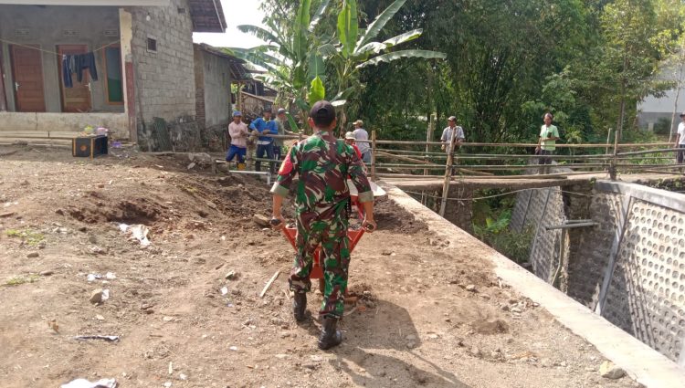 Babinsa Koramil Songgon dan Warga Desa Sragi Gotong Royong Bangun Plengsengan Irigasi