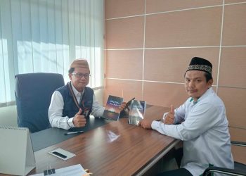 Kepala Kementerian Agama Banyuwangi Dr. Chaironi Hidayat Menerima Buku Karya Syafaat “Seikat Petikan Jiwa Malam”
