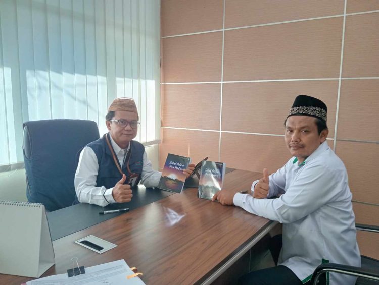 Kepala Kementerian Agama Banyuwangi Dr. Chaironi Hidayat Menerima Buku Karya Syafaat “Seikat Petikan Jiwa Malam”