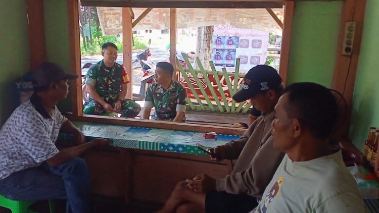 Babinsa Koramil 0825/09 Tegaldlimo, Ajak Warga Kalisari Jalin Keakraban