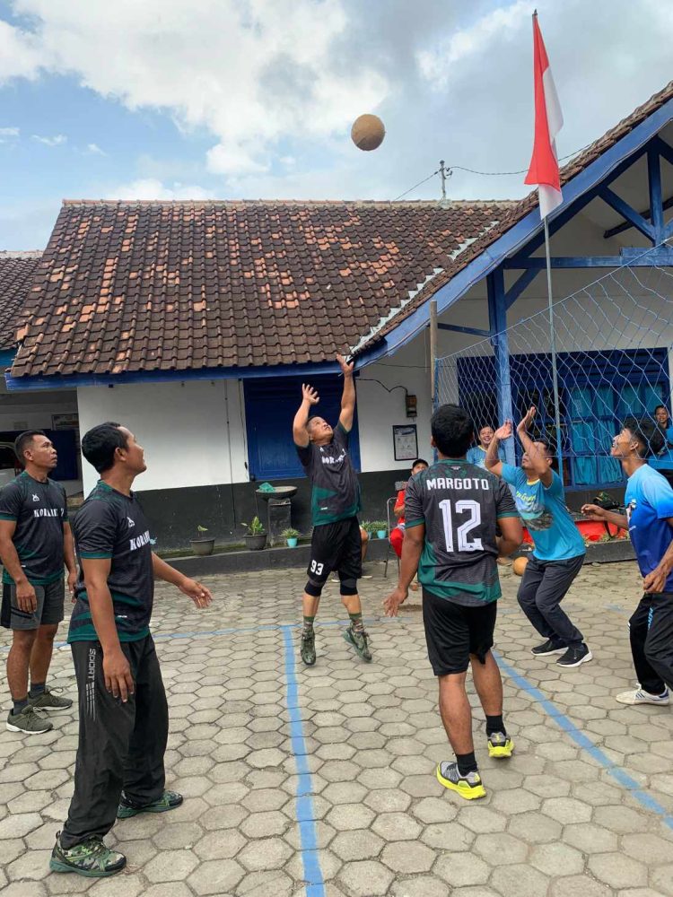 Sinergi TNI dan Pemerintah Daerah Koramil Pesanggaran & Dinas Pengairan Gelar Olahraga Voli Bersama