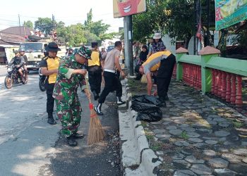 Ciptakan Lingkungan Sehat, Danramil Sambi Pimpin Pembersihan Pasar