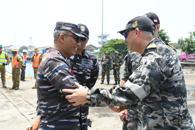 Danlanal Banyuwangi Tinjau Pengamanan dan Proses Debarkasi Alutsista ADF di Pelabuhan Tanjung