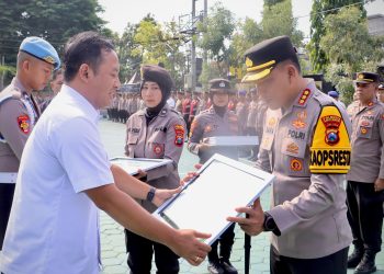 Perhutani Berikan Penghargaan Pada Jajaran Polresta Banyuwangi Sebagai Pelopor Pemberantasan Illegal Logging di Wil. Kerja Perum Perhutani KPH Banyuwangi Selatan