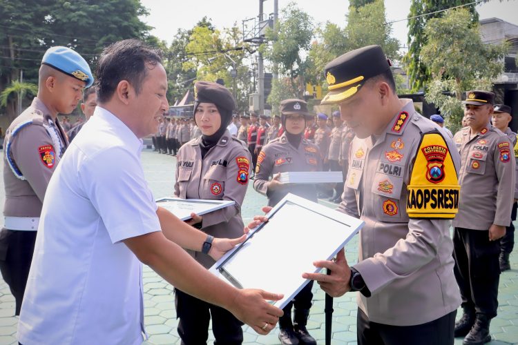 Perhutani Berikan Penghargaan Pada Jajaran Polresta Banyuwangi Sebagai Pelopor Pemberantasan Illegal Logging di Wil. Kerja Perum Perhutani KPH Banyuwangi Selatan